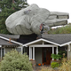 Illustration for article titled Your Christmas Decorations Cant Compete With the Light-Up Millennium Falcon on This Familys Roof